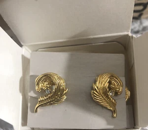 Avon New Precious Plume Vintage Clip Earrings Gold Tone Scallop Leaf Swirl 🧡 - Picture 1 of 7