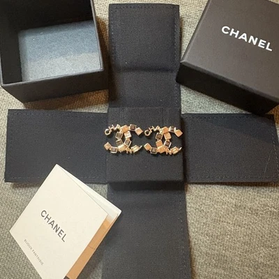Auténticos Pendientes Chanel 24C Cristal Negro Logo CC Letras Tono Dorado  Foto 1 de 4