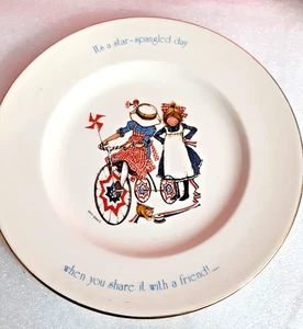 Holly Hobbie Freedom Plate "It's a Star Spangled Day When You Share..." 1776-1976 - Imagen 1 de 5