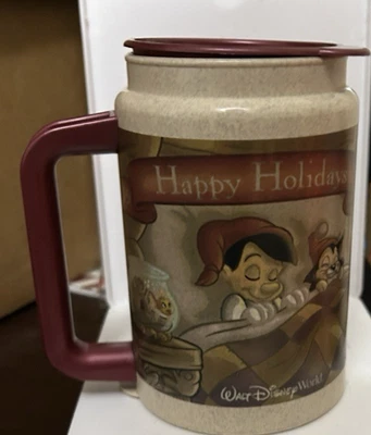 ¡De colección! WDW - TAZA FELICES FIESTAS - PINOCHO, FIGARO, JIMINY CRICKET Y GEPPETTO Foto 1 de 2