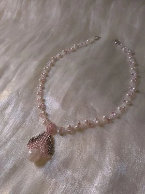 Collana Ciondolo Perla Triangolare Artigianale Rosa Bianco  - Immagine 1 di 4