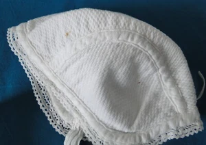 Antiguo Pequeño Gorro Algodón Piquet Blanco Hecho Manual Bebé O Muñeca Fino 19è - Picture 1 of 2