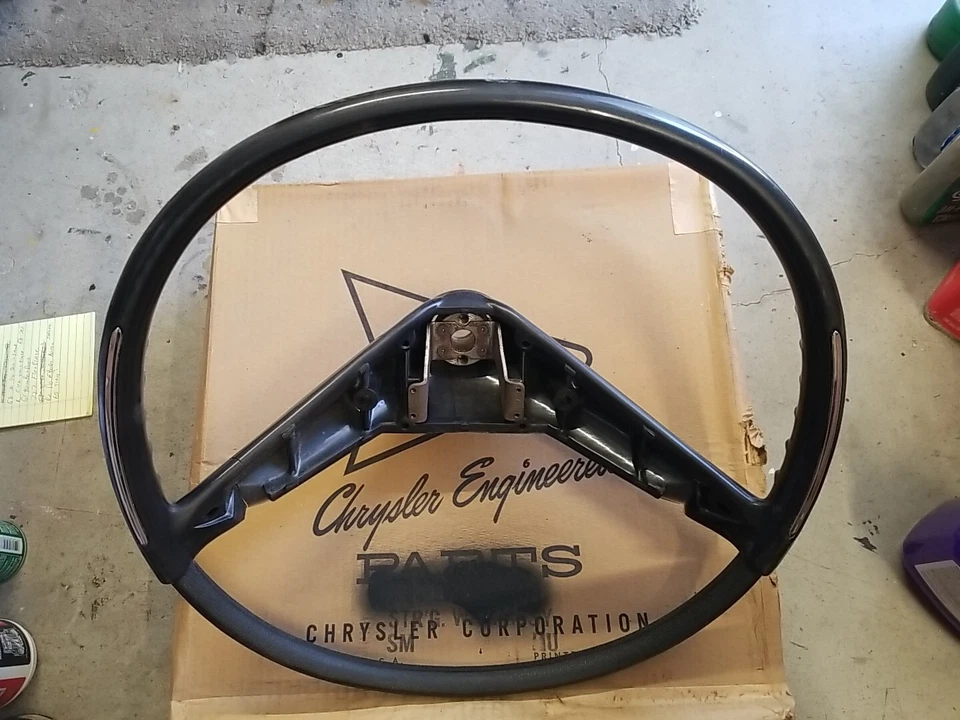 1960 NOS MOPAR IMPERIAL BLACK FROST VOLANTE COROA LEBARON CHRYSLER  - Imagem 1 de 4