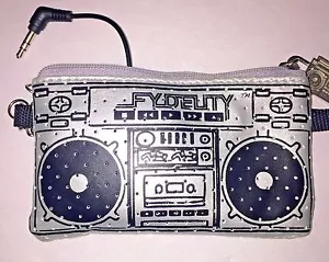 ¡Funda Fidelity MP3 con altavoz incorporado! Estilo caja pluma de plata + llavero y dije - Imagen 1 de 2