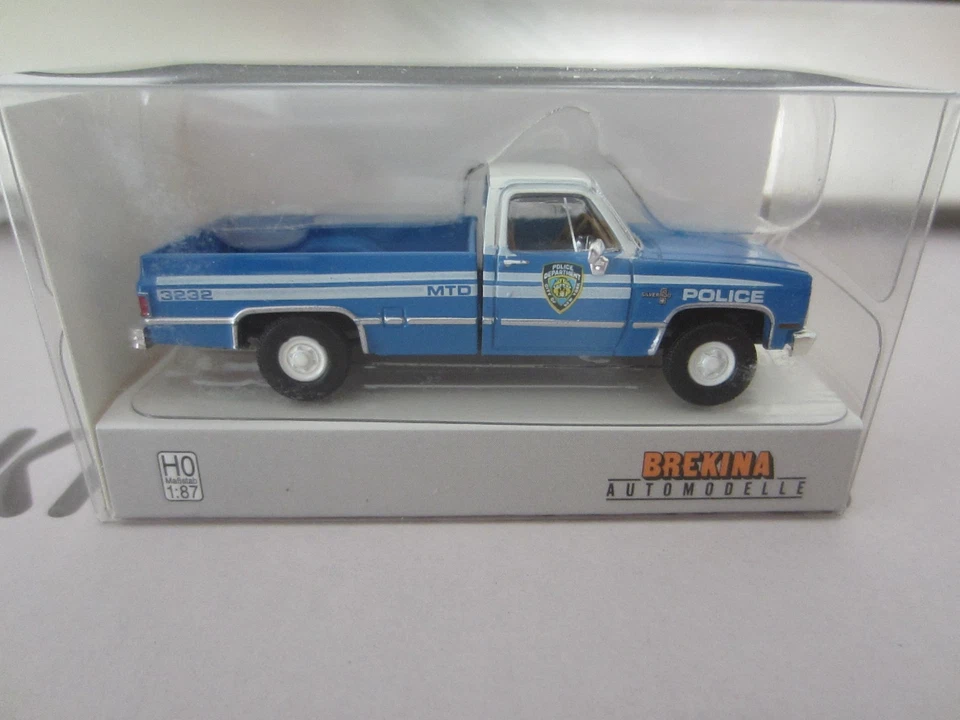 HERPA 101042 BMW Z3 ROADSTER in WHITE model is PLASTIC - HO or 1 87 scale