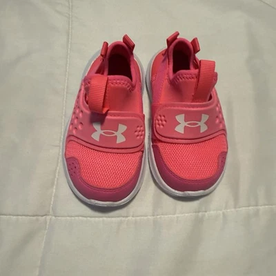 Zapato Under Armour GINF Runplay para niñas pequeñas, talla 5K Foto 1 de 4
