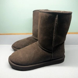 UGG Women's Classic Short Chocolate Brown Suede Boots Size 8 - Picture 1 of 11