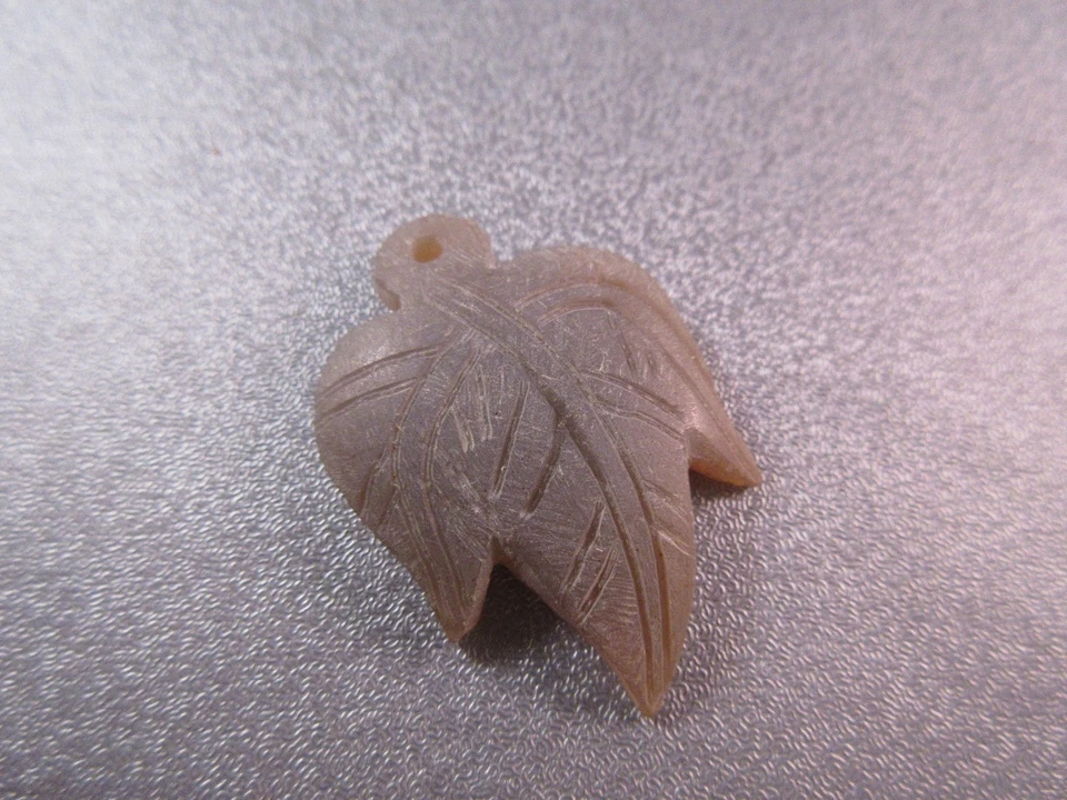 Colgante de hoja de ágata gris tallada mate 1 pieza Foto 1 de 1