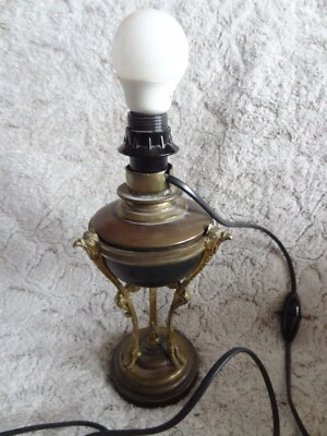 ancienne lampe à pétrole athénienne de style empire pattes et têtes d'aigles - Photo 1/4