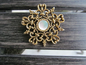 VTG Mother of Pearl Medallion Brooch Pin Gold Tone 1.5" - Picture 1 of 3