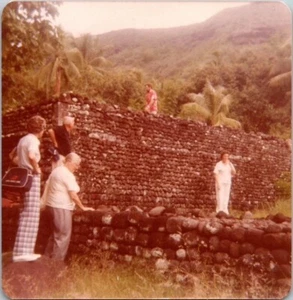 Foto instantánea a color de Tahití de Papeete templo antiguo de 1970 de las ruinas del templo antiguo - Imagen 1 de 2