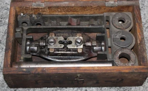 VINTAGE PIPE THREADER W/ORIGINAL WOOD BOX - Picture 1 of 10