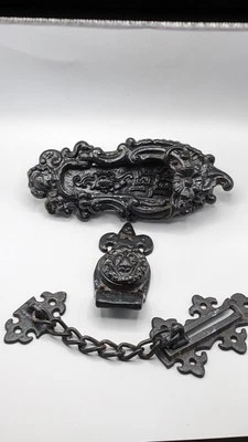 Antiguo conjunto de buzón de hierro fundido del siglo XIX y llamador de puerta, soporte, cadena  Foto 1 de 4