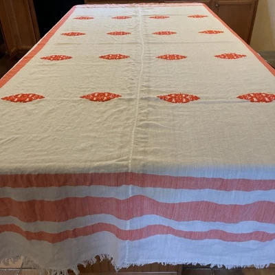 Mantel rectangular blanco con rayas coralinas 92”x58” + flecos Foto 1 de 4