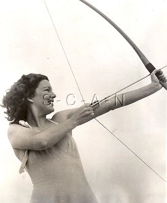 Оригинальная винтажная большая фотография полуобнаженная художественная модель спорт стрельба из лука 1938 - Изображение 1 из 4