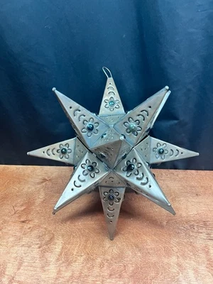 Lámpara colgante de vidrio de metal perforado estrella de Moravia con canicas Foto 1 de 4