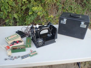 Vintage 1948 Singer 221 federleichte Nähmaschine mit Zubehör & Koffer - Bild 1 von 24