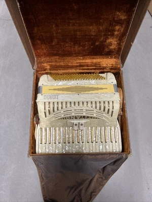 Винтажный Titano аккордеон денди модель с чехлом сделано в Италии цвета слоновой кости - Изображение 1 из 4