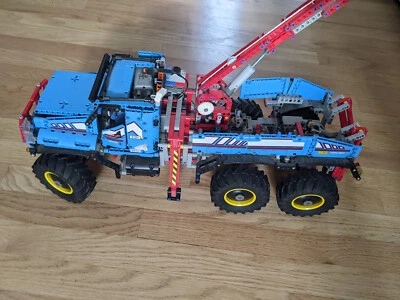 [Used] LEGO TECHNIC: 6x6 All Terrain Tow Truck (42070) RETIRED 2020 - Image 1 of 4