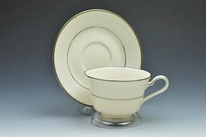 Noritake Elfenbein Porzellan 7565 Sorrent weiße Blumen Silberrand Tasse & Untertasse Set(s) - Bild 1 von 3