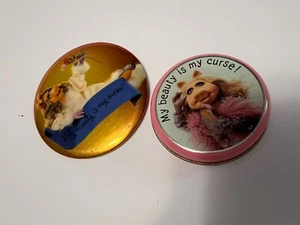 Lata y prendedor Muppets Miss Piggy “My Beauty Is My Curse” - Imagen 1 de 6