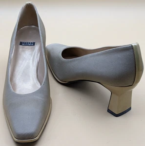 Vtg STUART WEITZMAN Women 9.5AA Gold Square Toe Pump 2.5" Heel - Picture 1 of 17