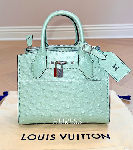 LOUIS VUITTON（LV） NUOVO Mini Piroscafo da città verde struzzo Louis Vuitton 1 di 9 nel mondo!