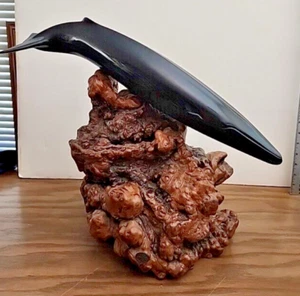 Rare John Perry Fin Whale on Burl Wood Art Sculpture Marine Life Figurine - Foto 1 di 10