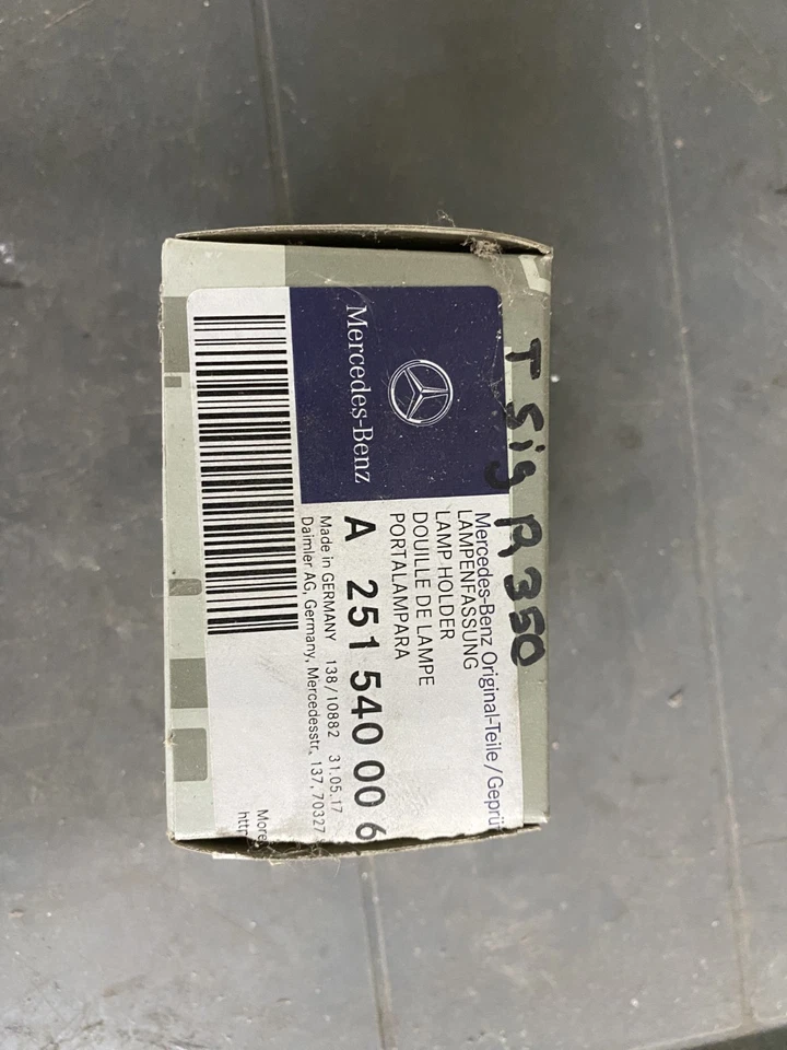 Гнездо лампы Mercedes-Benz 251-540-00-66 подходит для R350 R320 R500 2006-2012 годов выпуска новое из старых запасов - Изображение 1 из 3