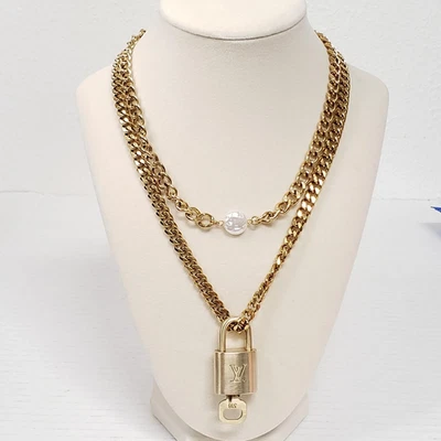 Cerradura y llave Louis Vuitton dorada con cadena doble de acero inoxidable estilo cubano sin marca Foto 1 de 4