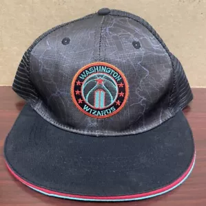 Gorra Washington Wizards Edición City Snapback Malla Negra 2023 Tyus Jones NBA - Imagen 1 de 9
