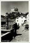 10137255 - Tarasp Bauer am Brunnen im Hintergrund das Schloss AK 1937