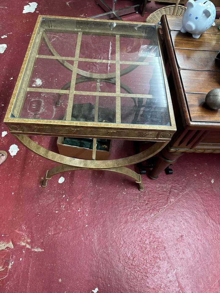 Necesito otra mesa auxiliar-dispuesta a comprar Foto 1 de 2