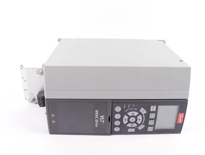 Danfoss Frequenzumrichter VLT HVAC Drive FC-102P7K5T4E20H1XGXXXXSXXXXAXBXCXXXXDX - Bild 1 von 3