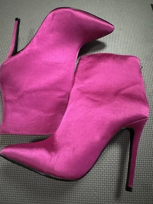 Просто сказочный Madelina ботильоны ярко розовый атласный туфли на шпильке назад молнии размер 7,5 - Изображение 1 из 4