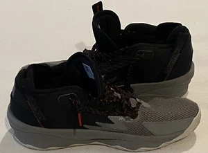 Scarpe da basket Adidas Dame 8 Bridge City HR1558 grigie sneakers uomo taglia 13 - Foto 1 di 8
