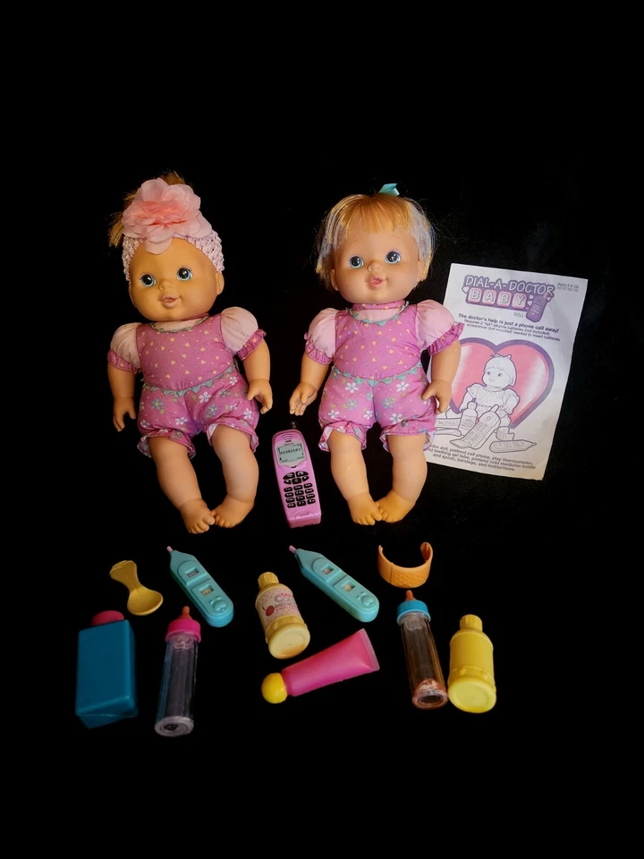 RARO! MUÑECAS BEBÉ HASBRO DIAL-A-DOCTOR 1997 gemelas ¡Enormes! Lote Mixto ACCESORIOS Foto 1 de 4
