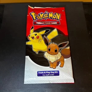 SELLADO Pokemon TCG Comercio y Día de Juego Kit Paquete Promocional - Imagen 1 de 4