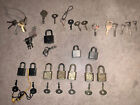 Lot de 10 cadenas miniatures avec clés et 20 clés supplémentaires