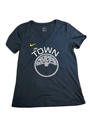 Camiseta Nike Mujer Mediana Dri-Fit Cuello en V Manga Corta Logo Dorado Logo The Town Foto 1 de 4