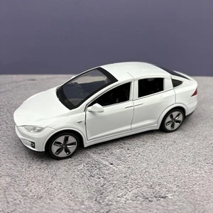 2016/2025 Model Version Of A Tesla Model X - White - 4 Door - 1:32 Scale - Picture 1 of 8