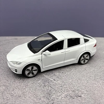 2016/2025 Model Version Of A Tesla Model X - White - 4 Door - 1:32 Scale - Image 1 of 4