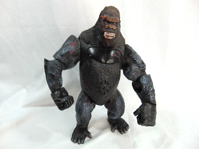 2005 Playmates 8th Wonder of the World 11" ROARING KONG Chest Press Activated - Image 1 of 4