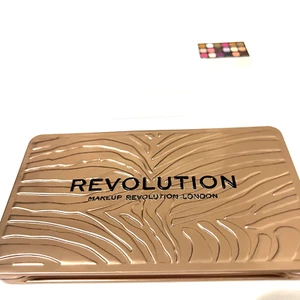 Paleta de sombras de ojos Makeup REVOLUTION London 18 tonos Forever impecable rosa desnudo - Imagen 1 de 5