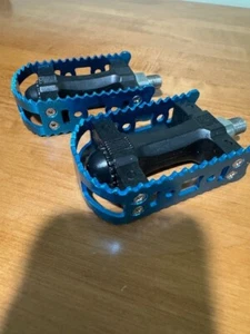 ! NOS VINTAGE OLD SCHOOL BLUE BMX 1/2" PEDALS REMOVABLE CAGE CHROMOLY SHAFT - Picture 1 of 5