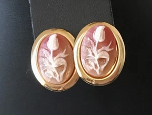 Orecchini vintage cammeo curvo conchiglia floreale tono oro traforati - Foto 1 di 12
