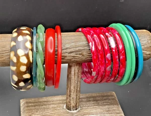 Vintage Plastic Bangle Bracelets 14 Pink Red Green Brown Blue Black Teal - Picture 1 of 9
