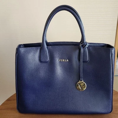 Bolso de Mano FURLA de Cuero Azul Marino con Correa Ajustable, Amplio, Excelente Estado Foto 1 de 4