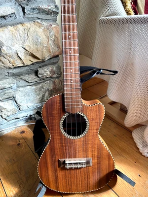 Cordoba 25T CE Tenor Ukulele with hard case. - Image 1 of 4