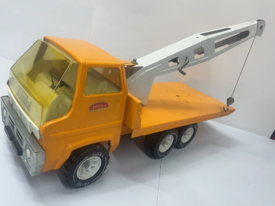 VINTAGE YELLOW TONKA BOOM TRUCK - Image 1 of 4